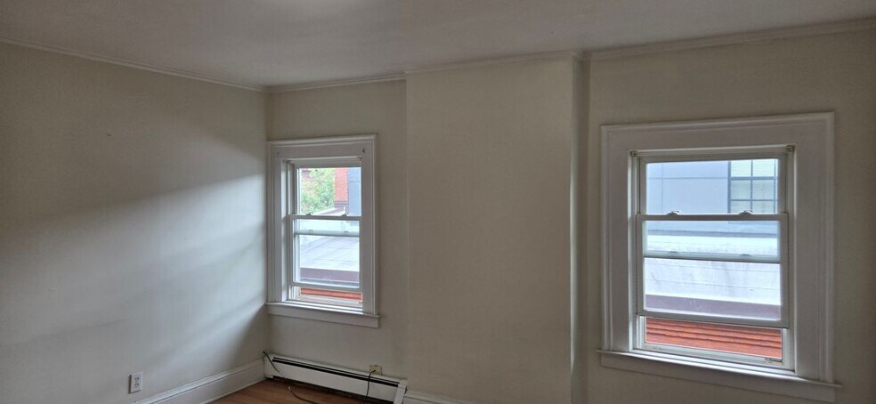 Building Photo - 479 Broad St
