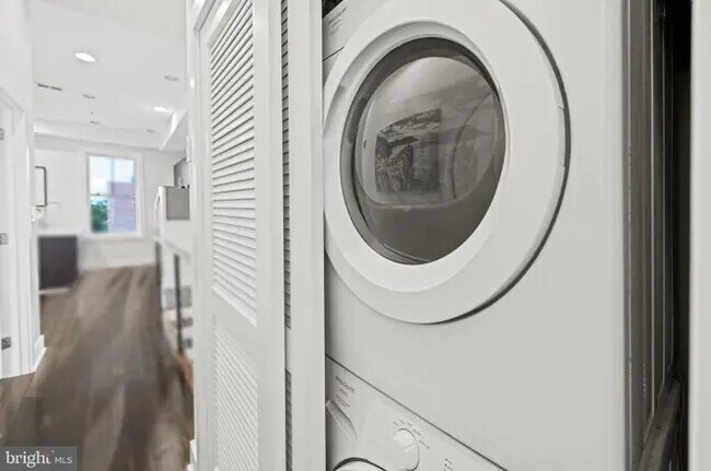 Building Photo - 907 N St NW