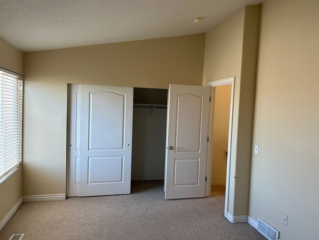 Building Photo - Great 2 Bed 2.5 Bath Draper Bench Condo