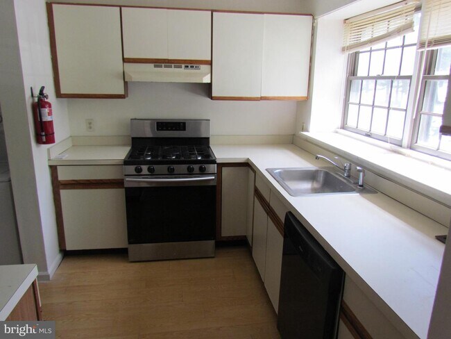 Building Photo - 9 Cohanzick Ct