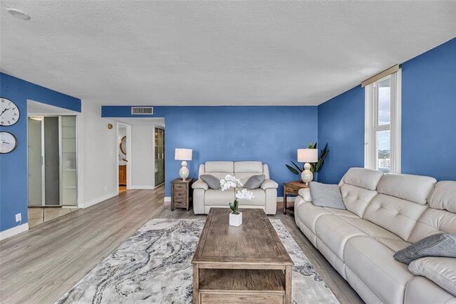 Building Photo - 3015 N Ocean Blvd