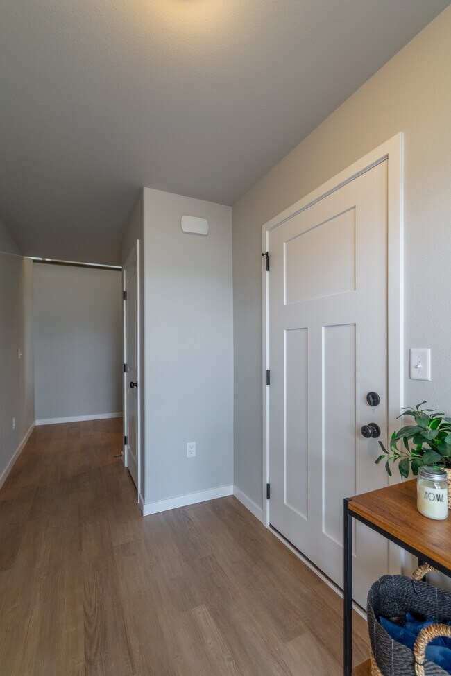 Building Photo - 1129 Jill Dr W