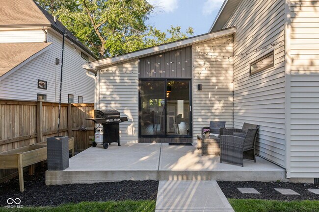 Building Photo - 806 N Beville Ave