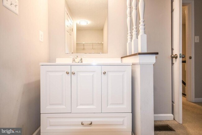 Building Photo - 27 Cross Country Ct
