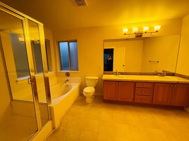 Building Photo - 2551 NW Byrne Terrace