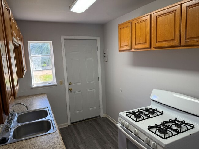 Building Photo - 706 S Hunter