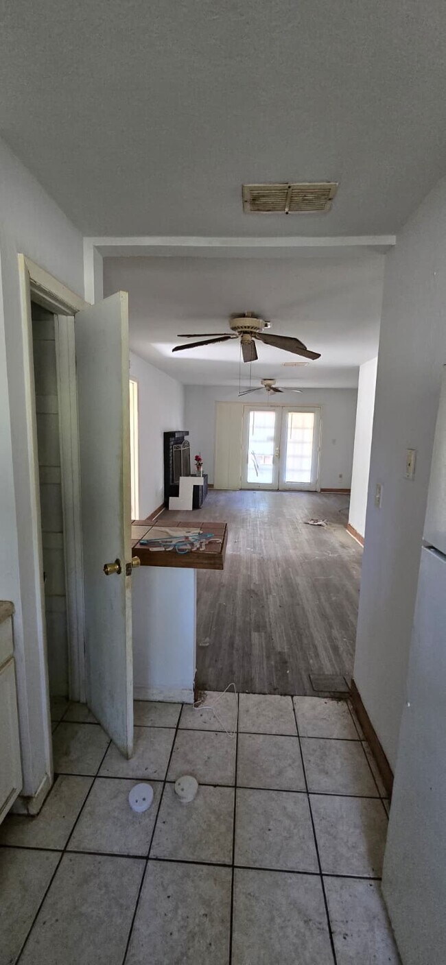 Building Photo - 6110 SW 10th Pl