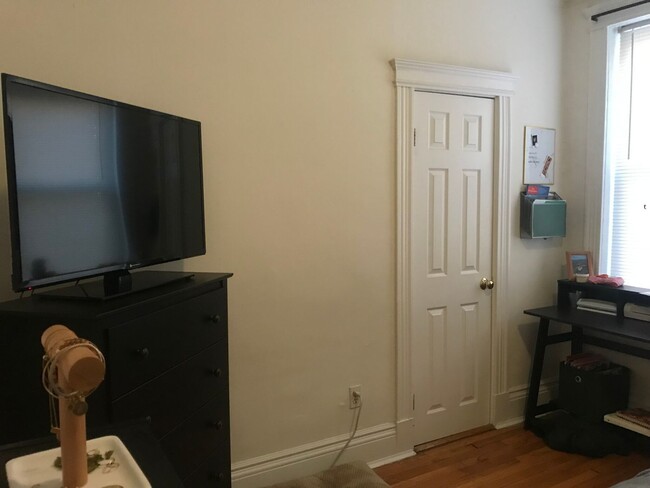 Building Photo - Nicely renovated 2 bed next to the Green L...