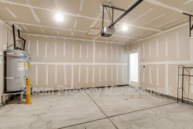 Building Photo - 205 Maple Hl Dr