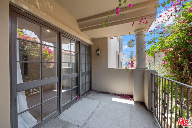 Building Photo - 851 N San Vicente Blvd