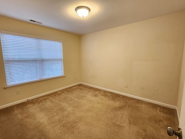 Building Photo - 3 Bedroom - Cary Townhome in Central Location!!! Close to 540 and Research Triangle Park!