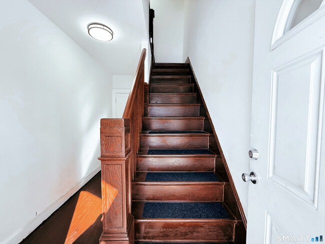 Building Photo - 8 Garden St