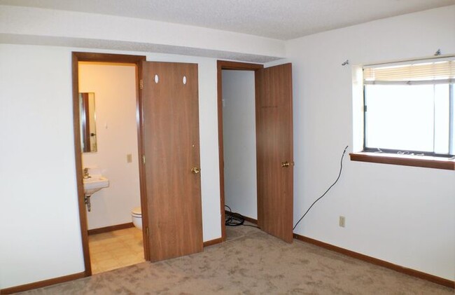 Building Photo - $1,450 | 3 Bedroom, 2.5 Bathroom Town Home...