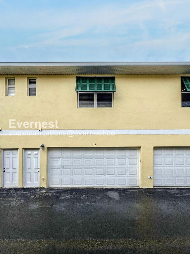 Building Photo - 3 Bed, 2.5 Bath Home with 2-Car Garage and In-Unit Laundry | Water Included!