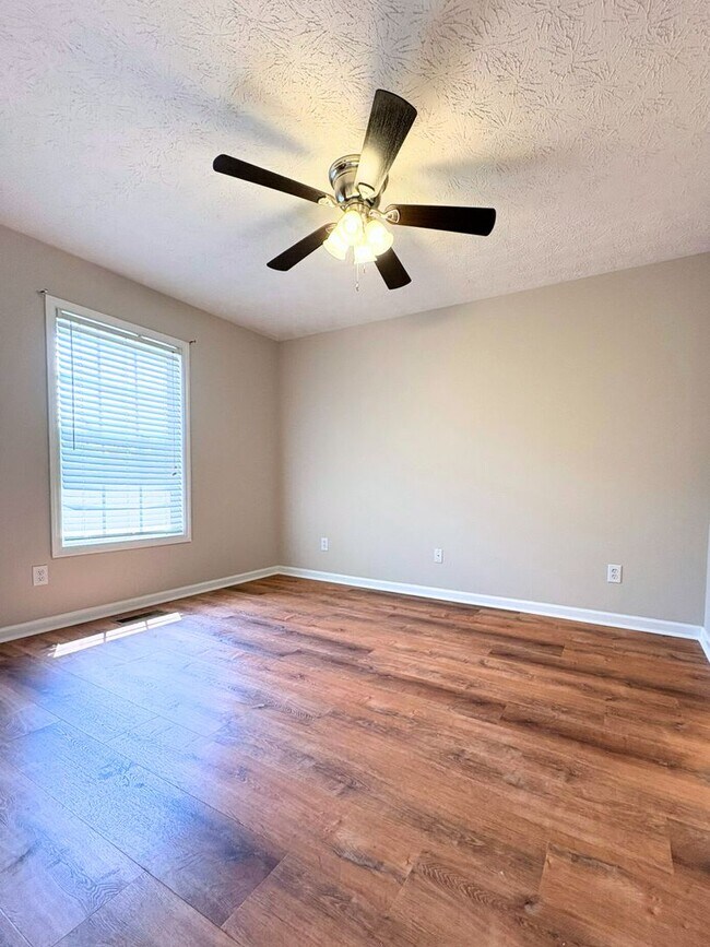 Building Photo - Donahue Crossing Condominiums #1409