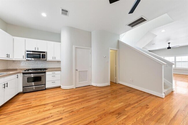 Building Photo - 419 W 26th St
