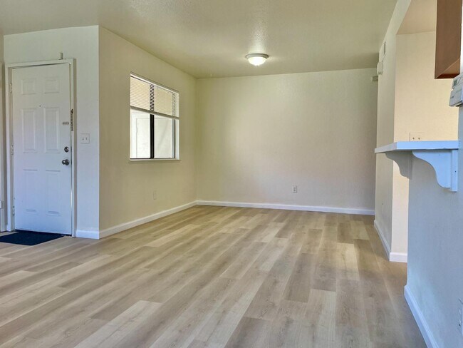 Building Photo - 1645 Pyrenees Ave