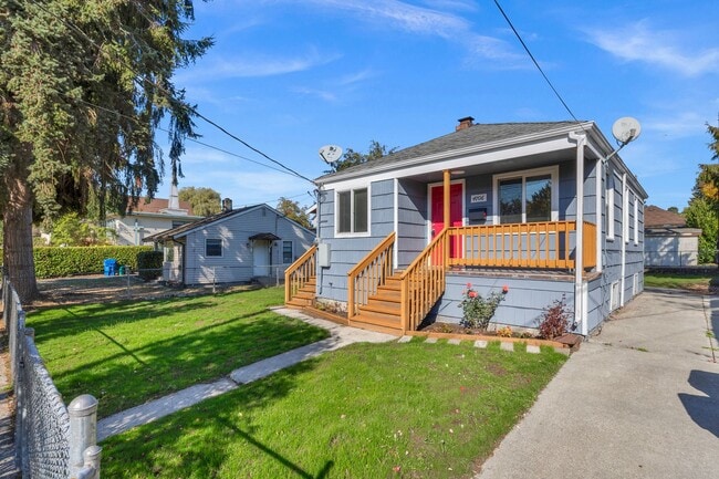 Building Photo - Two Bed 2 Bath Single Family Home Close to...