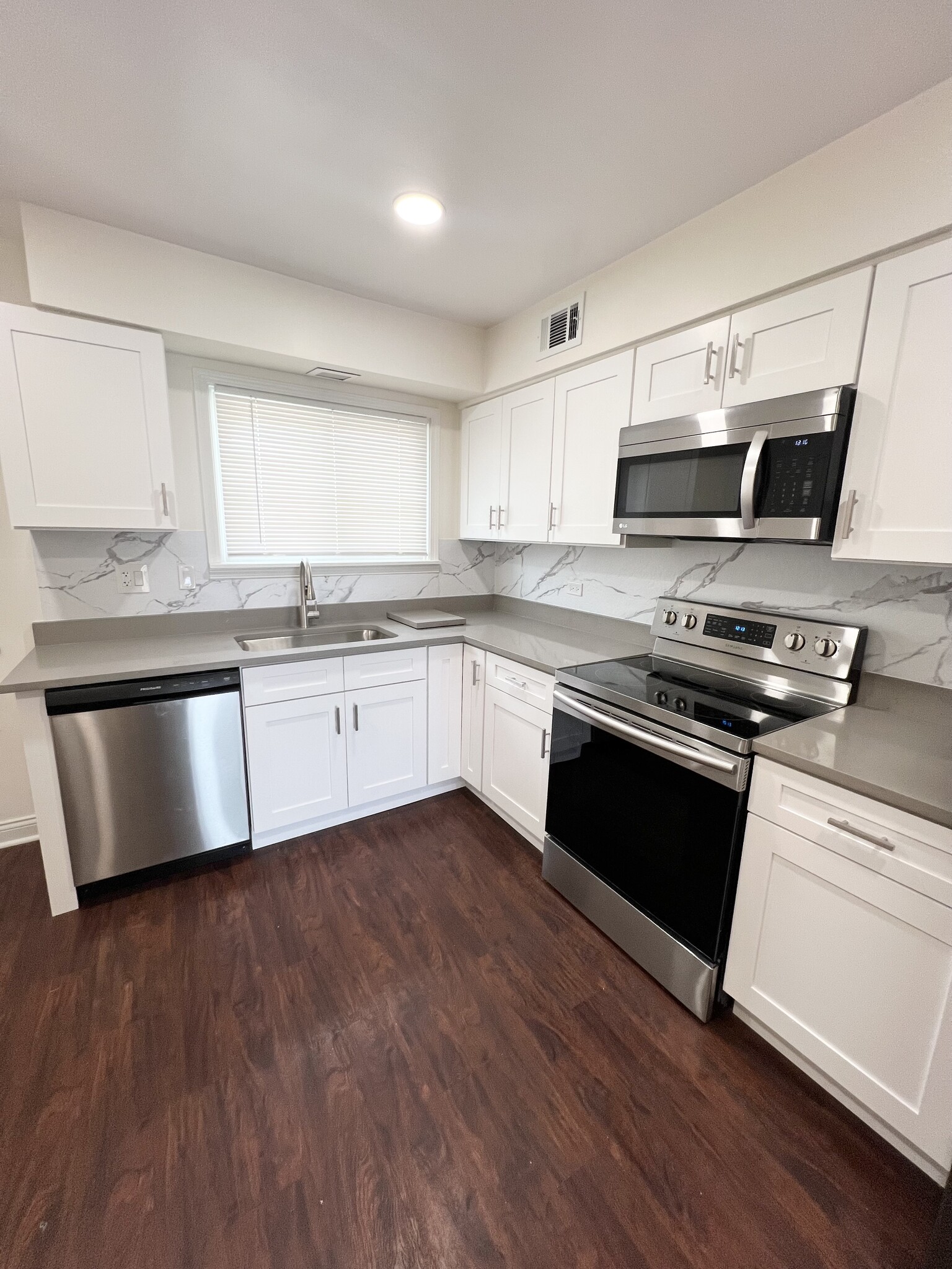 Building Photo - 9468 Bay Colony Dr