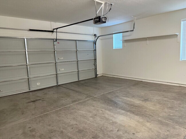 Building Photo - 996 E Cantebria Dr