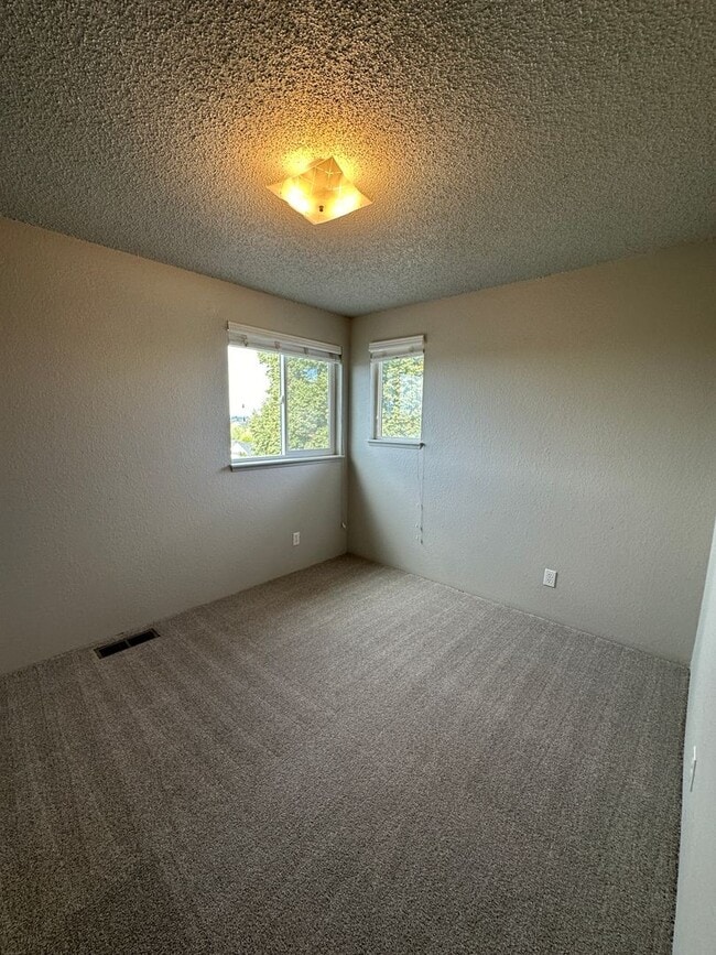 Building Photo - 336 Satus St