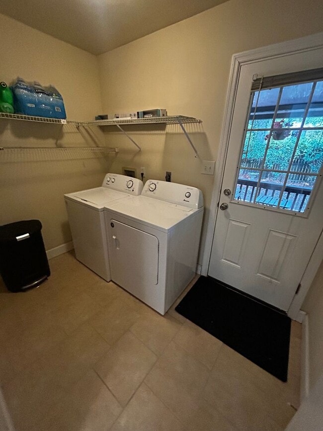 Building Photo - Gorgeous Freshly Remodeled 2 Bedroom 2 Bat...