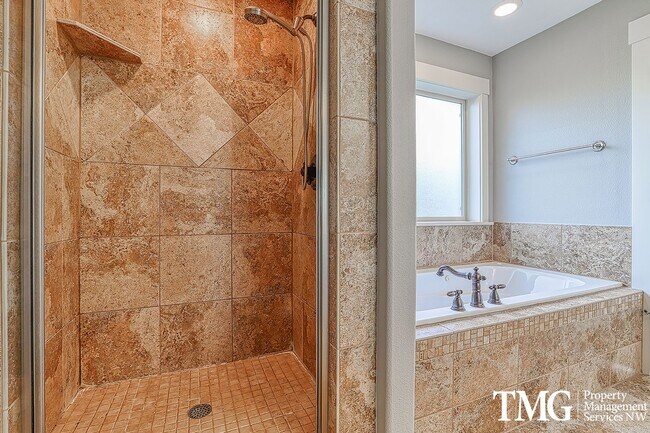 Building Photo - Large Pet Friendly 3 bed 2.5 bath home in ...