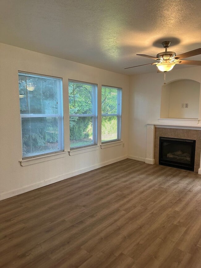 Building Photo - Cute 3 bedroom, 2 bath townhome with Community Pool in Boise