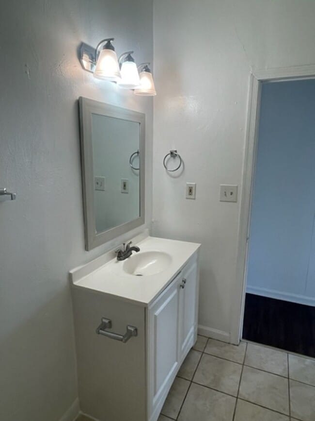 Building Photo - FOR RENT WILLOUBHY AREA!