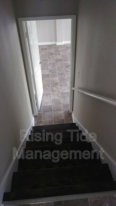 Building Photo - 1006 N Mountain Dr