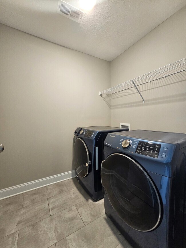 Building Photo - 710 Navan Ln