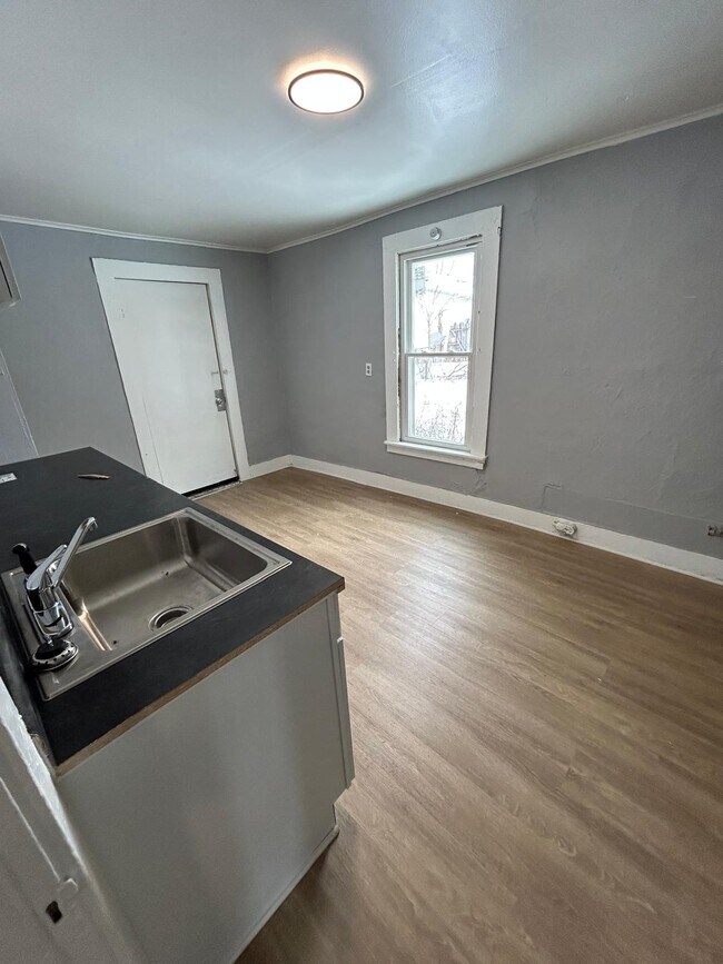 Building Photo - 319 Commercial St