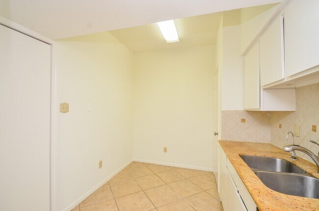 Building Photo - 2100 Tanglewilde St