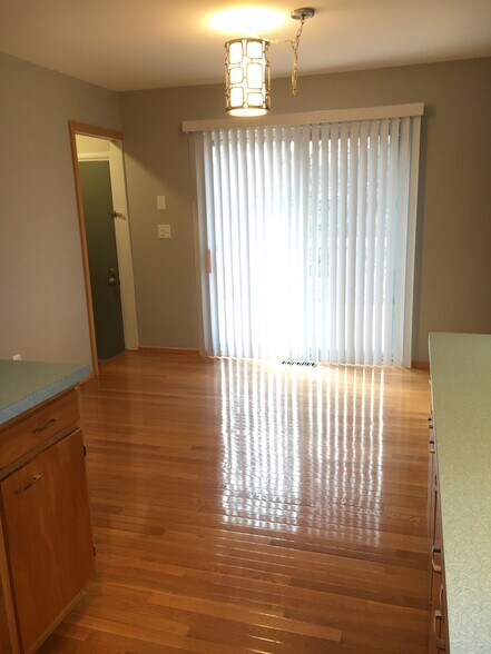 Dining area and sliding door - 3160 Fernwood Ave