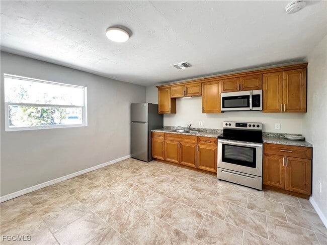 Building Photo - 15206 Stringfellow Rd