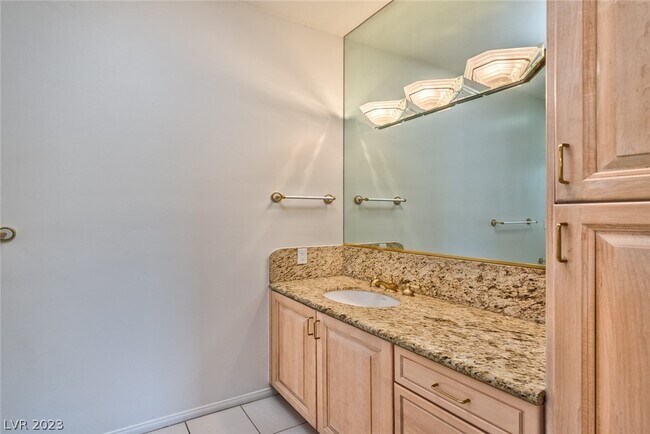 Building Photo - 2740 N Lakecrest Dr