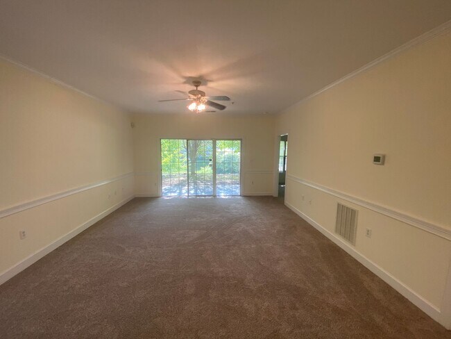 Building Photo - Pristine move in ready Condo located in He...