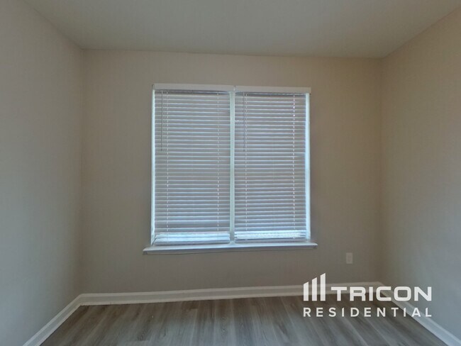 Building Photo - 528 Tulip Ln