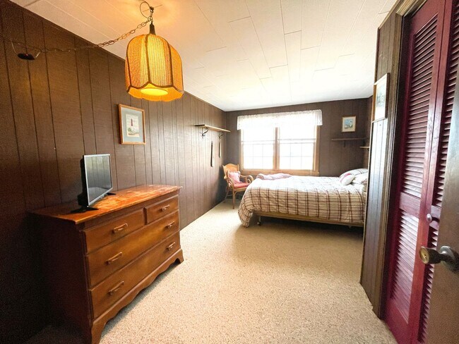 Building Photo - 5 Bed 2 Bath Annual Rental
