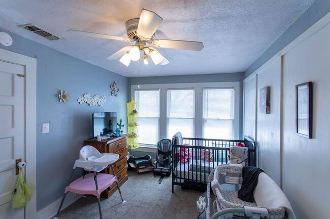 Building Photo - Spacious Home ready for a new family!