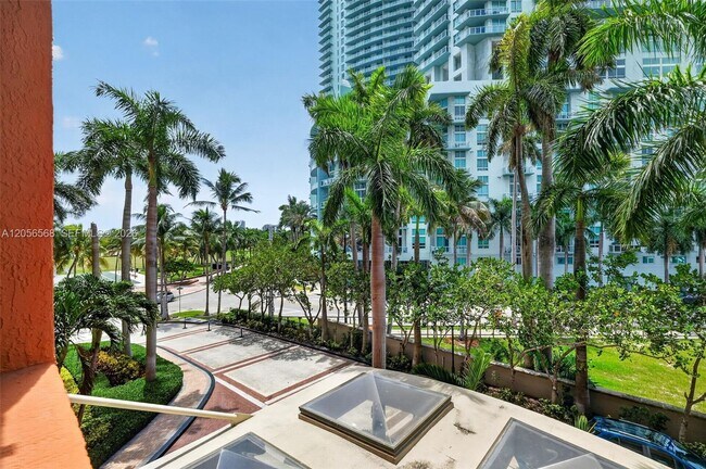 Building Photo - 2000 N Bayshore Dr