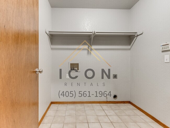 Building Photo - 313 E Plantation Terrace