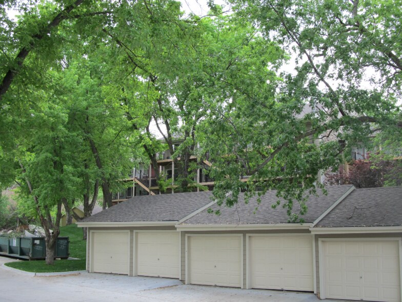 Building Photo - 1961 Parkwild Dr