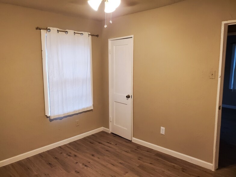 Building Photo - 5131 Lyndhurst Dr