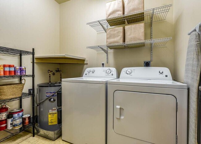 Building Photo - Fully Furnished Gorgeous Downtown 2 Bedroom Condominium - Full Furnished