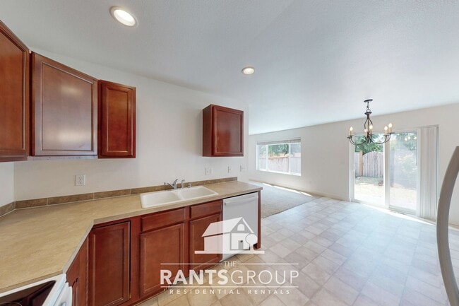 Building Photo - Modern Open-Concept Home with Fenced Backy...