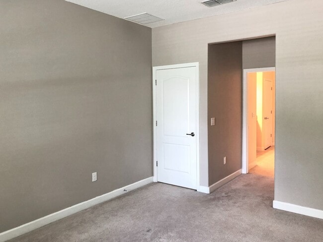 Building Photo - Beautiful 3/2 Spacious Home with a Covered...