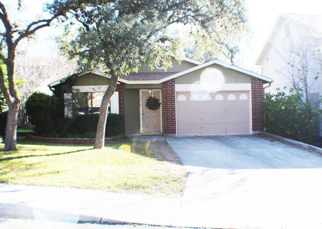Primary Photo - Lovely rental home near UTSA and USAA. Rea...