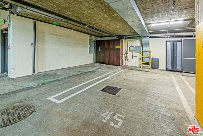 Building Photo - 143 N Arnaz Dr