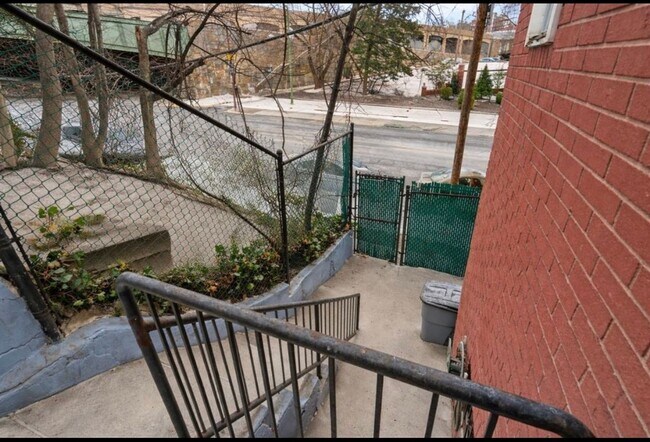 Building Photo - Rare Renovated 3BR/2BA Townhouse with Private Yard & NYC Views